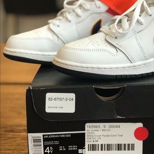 Air Jordan 1 Mid Sneakers 4.5 Youth
